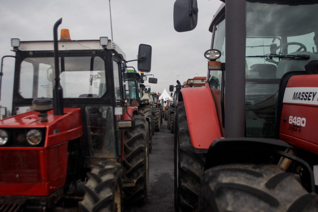 Λάρισα: Απέκλεισαν τον κόμβο Πλατυκάμπου οι αγρότες από το μπλόκο της Νίκαιας