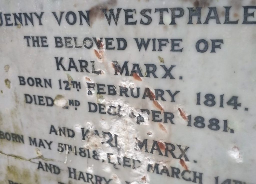 Επιτέθηκαν με σφυρί στον τάφο του Καρλ Μαρξ στο Λονδίνο (Photos)