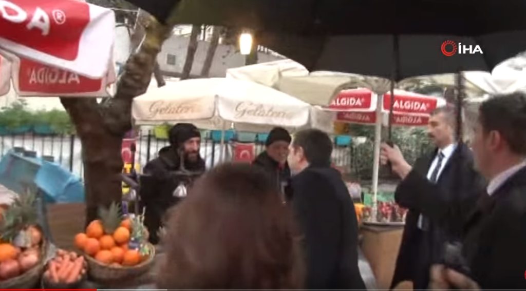 Ο Τσίπρας χαιρετά δια χειραψίας τους Τούρκους μικροπωλητές (Video)