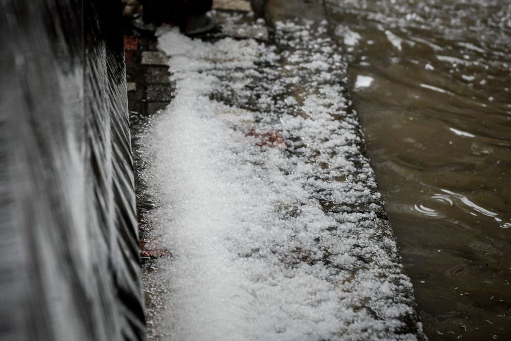 Το… έστρωσε με χαλάζι στο κέντρο της Αθήνας (Photos & Video)