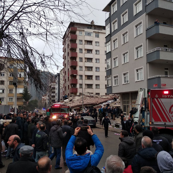 Βίντεο – ντοκουμέντο από την στιγμή της κατάρρευσης του κτιρίου στην Κωνσταντινούπολη