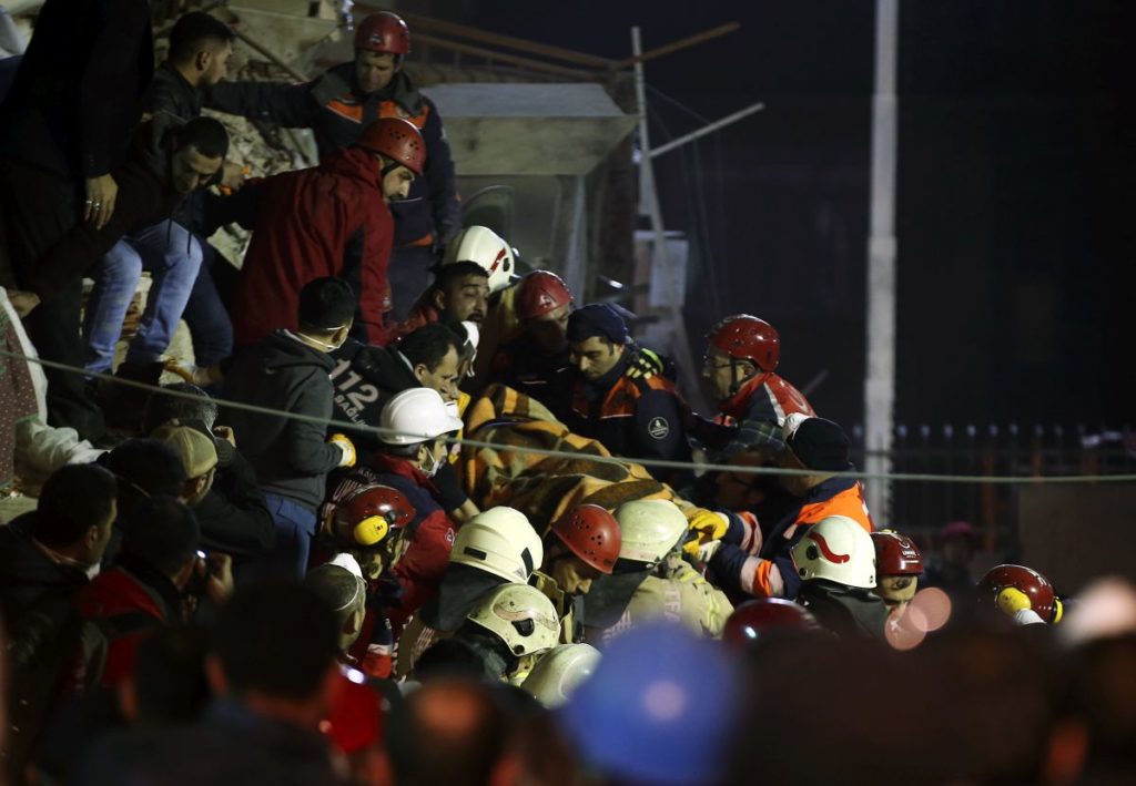 Θρήνος στην Τουρκία μετά την κατάρρευση πολυώροφου κτιρίου – Τουλάχιστον δύο νεκροί και έξι τραυματίες (Photos)