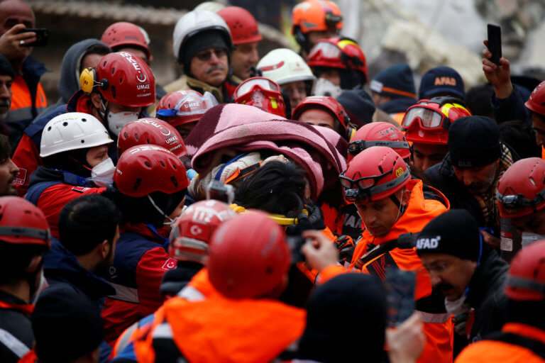 Κωνσταντινούπολη: Ανασύρθηκε ζωντανό ένα μικρό κορίτσι από τα ερείπια του κτιρίου που κατέρρευσε (Video)