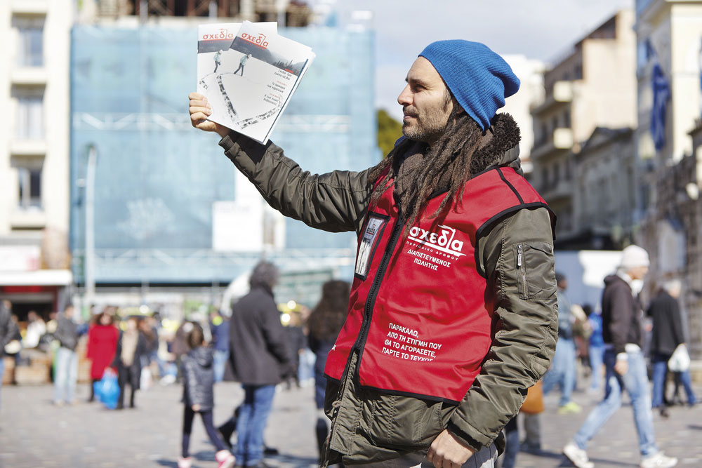 «Σχεδία»: Πωλητές για μία ώρα – Γνωστά πρόσωπα πουλάνε το περιοδικό των αστέγων