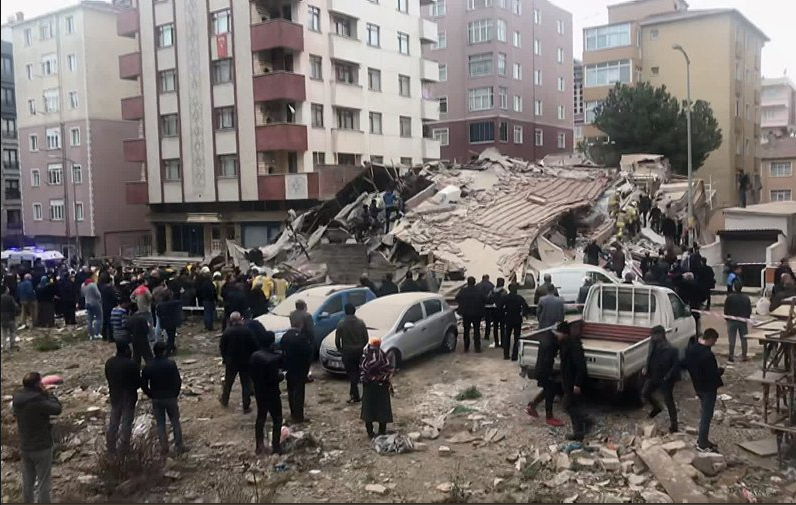 Κωνσταντινούπολη: 16χρονος ανασύρθηκε ζωντανός από τα ερείπια δύο μέρες μετά την κατάρρευση