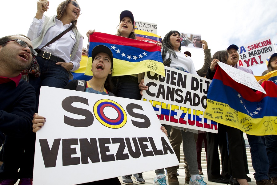 Συλλογή υπογραφών για τη Βενεζουέλα: «Όχι στο αμερικανοκίνητο πραξικόπημα»