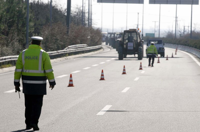 Μπλόκο της ΕΛΑΣ στο …μπλόκο των αγροτών στα Τέμπη