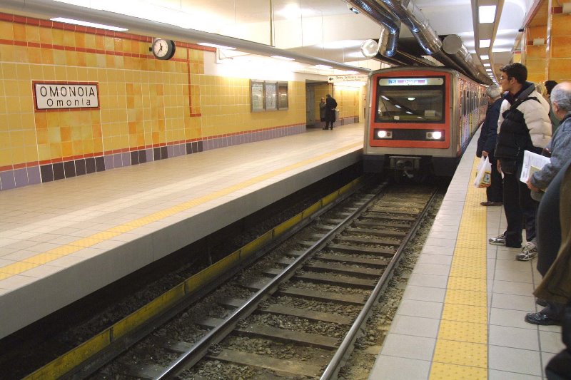 Άνδρας σκοτώθηκε από πτώση στις γραμμές του μετρό στην Ομόνοια