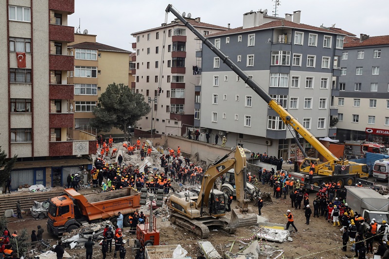Στους 17 οι νεκροί από την κατάρρευση της πολυκατοικίας στην Κωνσταντινούπολη