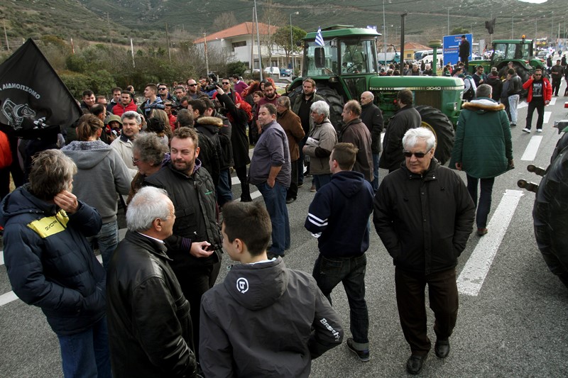 Οι αγρότες «έπεισαν» τα ΜΑΤ και τελικά κατέλαβαν τις σήραγγες των Τεμπών