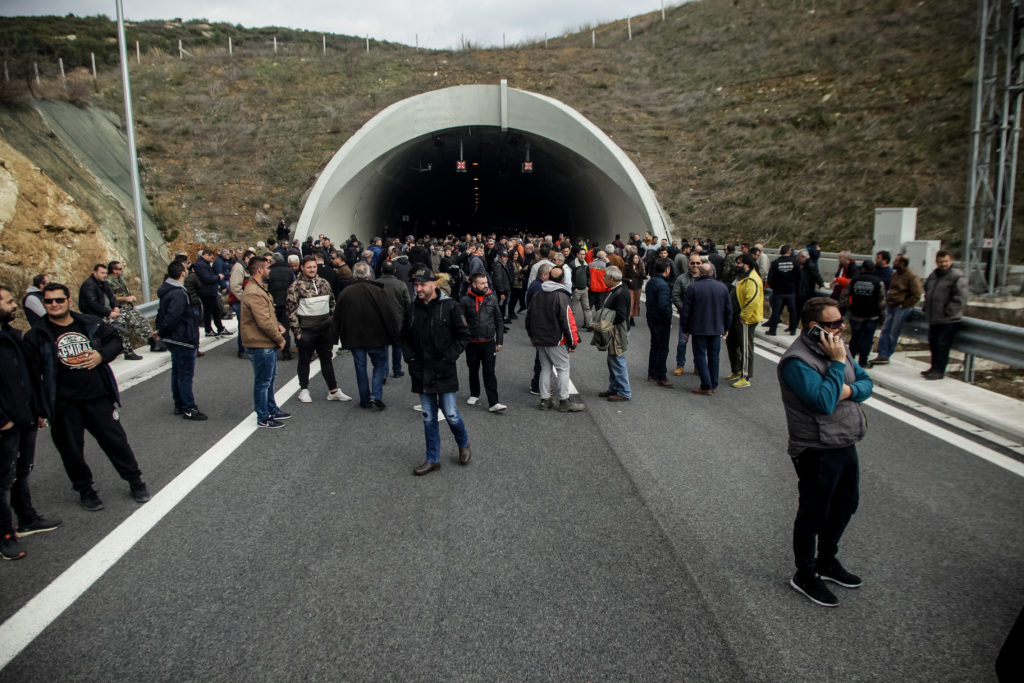 Βραχύβια κατάληψη αγροτών στα Τέμπη, αποχώρηση μετά από λίγα λεπτά αποκλεισμού