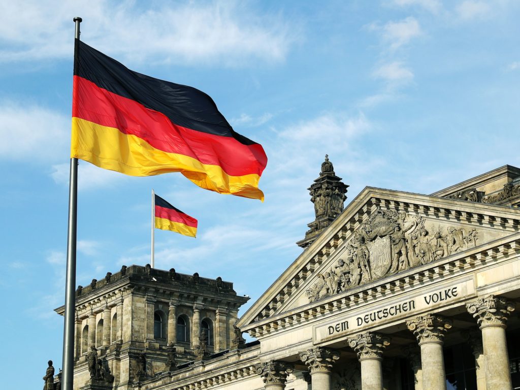 Γερμανικά ΜΜΕ: Πέρασε η συμφωνία Τσίπρα-Ζάεφ, «παρά τς αντιδράσεις της συντηρητικής και εθνικιστικής αντιπολίτευσης»