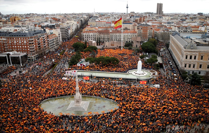 Οι Ισπανοί απαντούν με διαδηλώσεις στην πρόταση Σάντσεθ για συνομιλίες με την Καταλονία