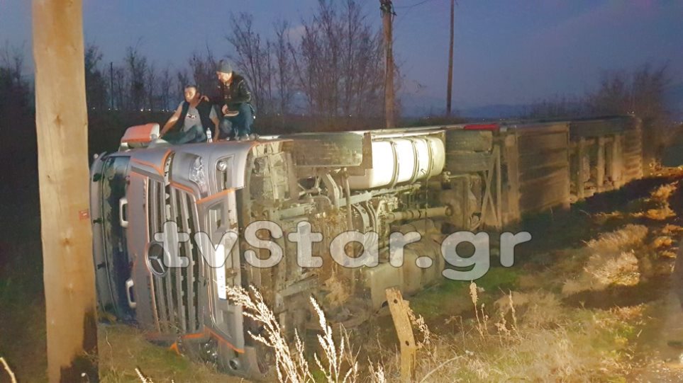 Δεκάδες οδηγοί εγκλωβίστηκαν στο Κιλελέρ από ανατροπή νταλίκας