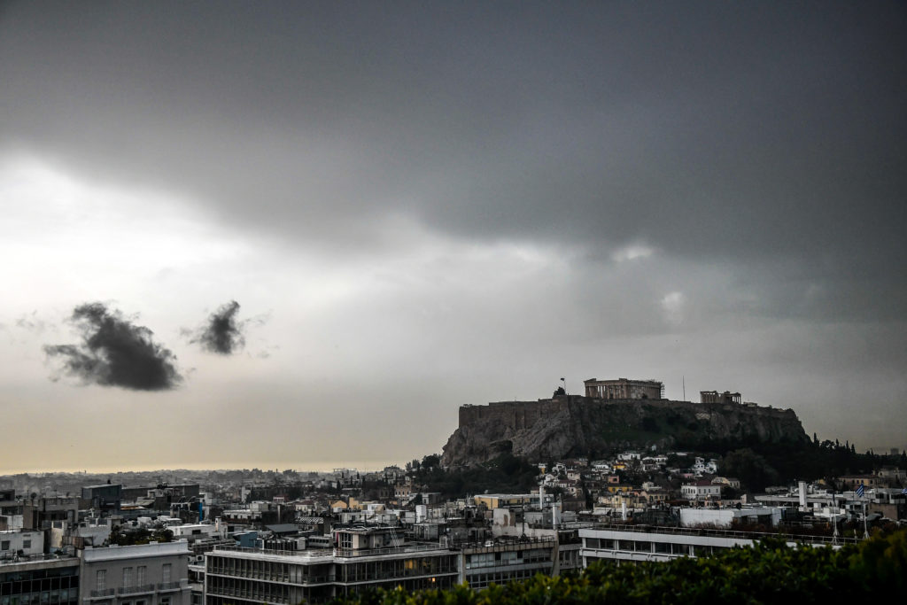 Καιρός: Πέφτει η θερμοκρασία 5-6 βαθμούς – Βροχές και καταιγίδες στο Έκτακτο δελτίο της ΕΜΥ