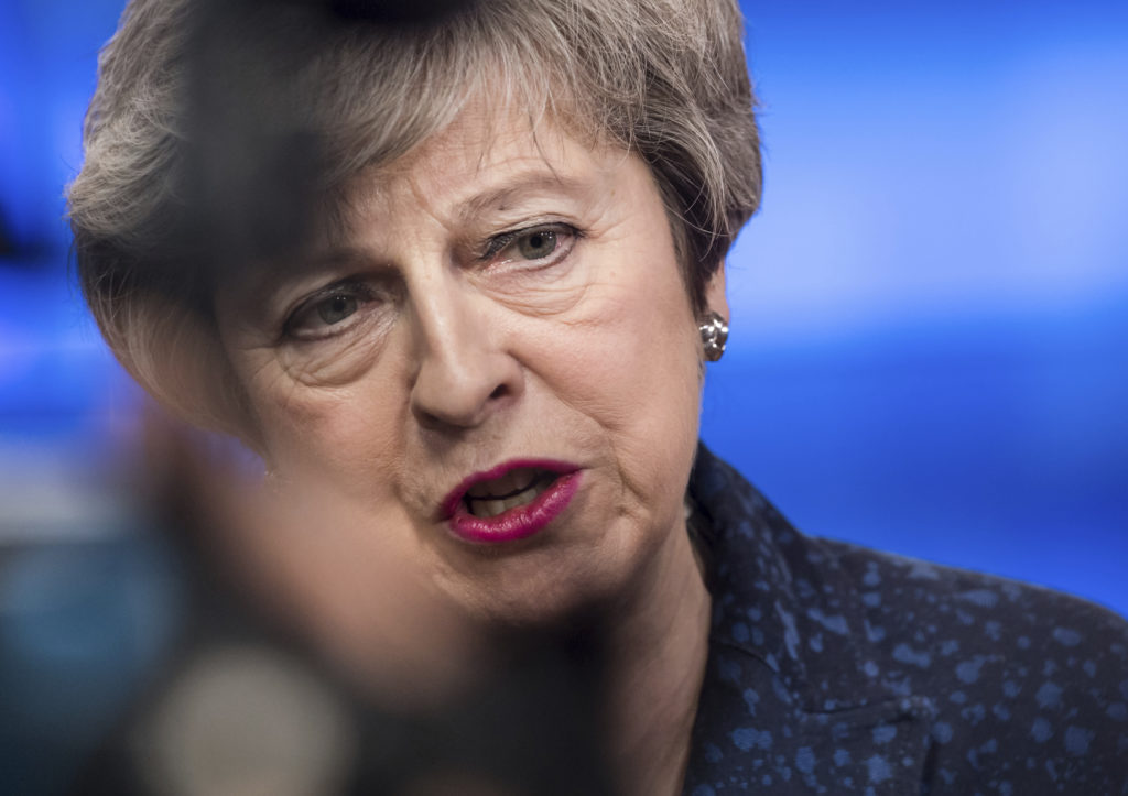 Βρετανία: Πιέζει τους βουλευτές για να κερδίσει χρόνο για διαπραγματεύσεις με τις Βρυξέλλες