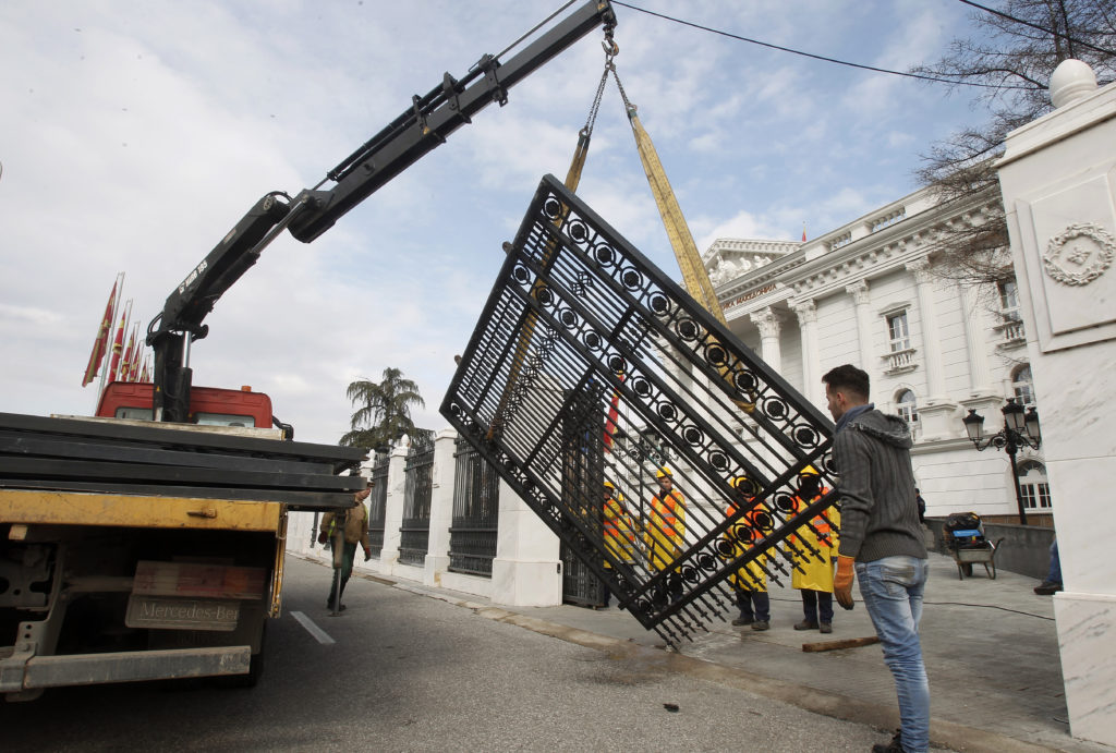 Στα Σκόπια ρίχνουν του «μεγαλοπρεπείς» φράκτες (Photos + Video)