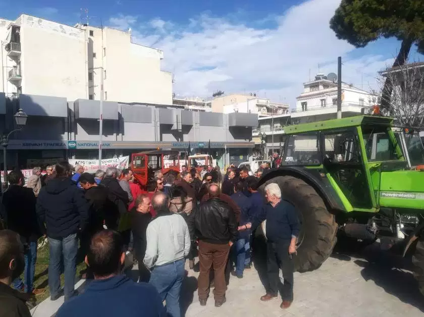 Μπήκαν με τα τρακτέρ στην πόλη του Βόλου οι αγρότες – Ανυποχώρητοι και οι Σερραίοι (Photos – Video)