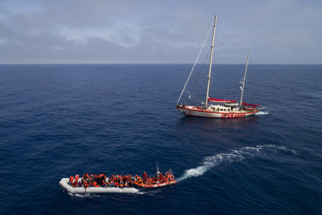 Σκάφος με 150 μετανάστες πλέει ακυβέρνητο ανοικτά της Λιβύης