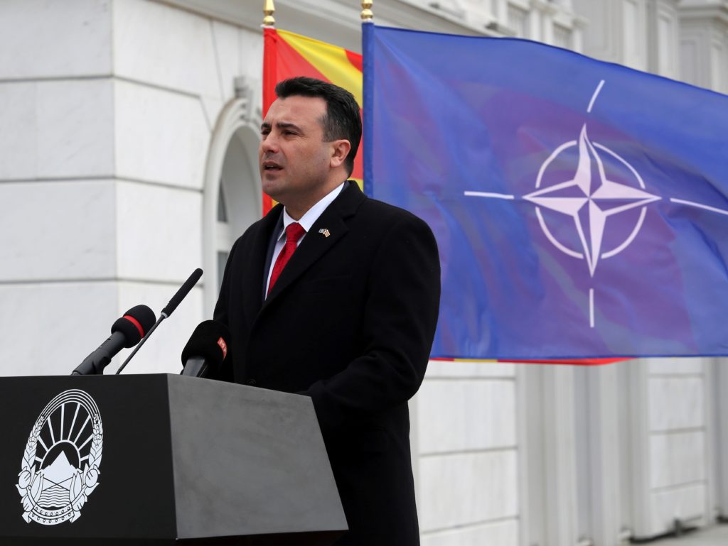 Η σημαία του ΝΑΤΟ στα Σκόπια – Ο Ζάεφ καλωσορίζει το «Βόρεια Μακεδονία» (Video + Photos)