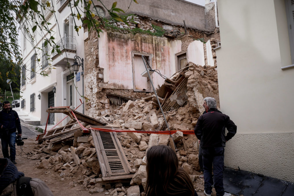 Κατέρρευσε σπίτι στο κέντρο της Αθήνας (Photos)