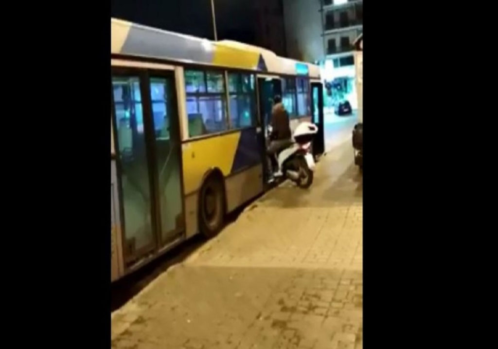 Μπήκε στο λεωφορείο του ΟΑΣΑ με το… μηχανάκι και έγινε viral (Video)