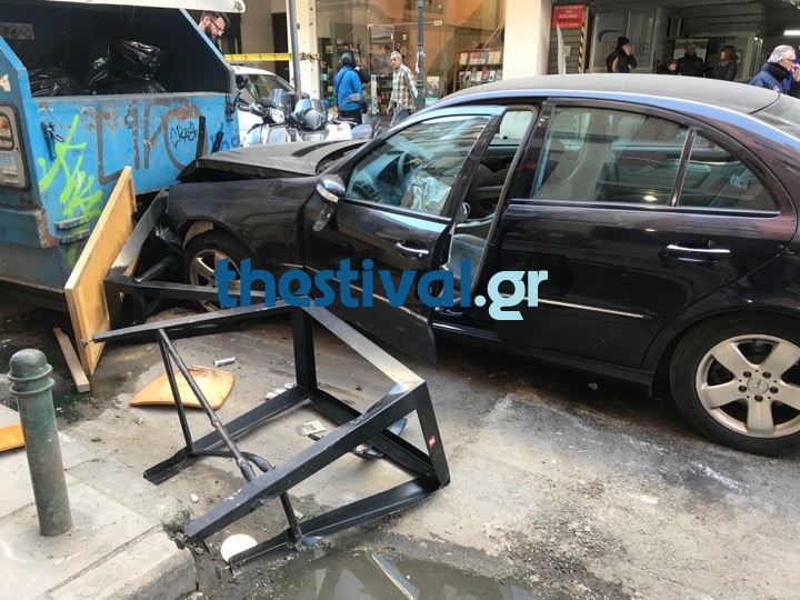 Αυτοκίνητο έπεσε πάνω σε πεζούς στο κέντρο της Θεσσαλονίκης (Photos)