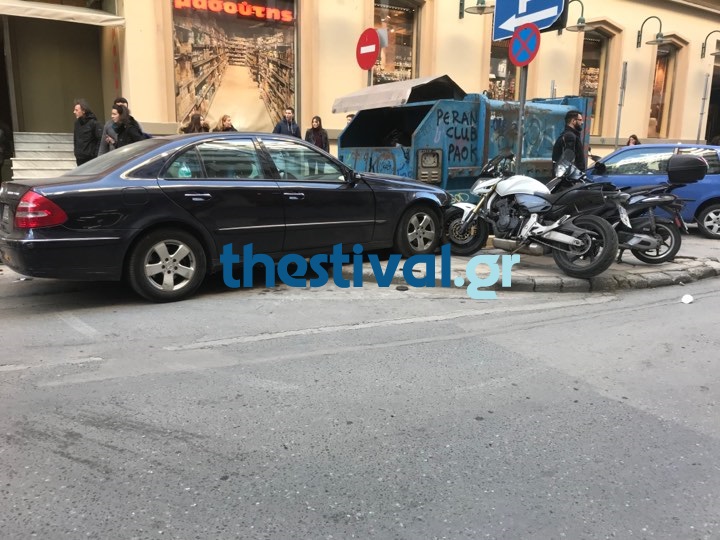 Θεσσαλονίκη: Καρέ – καρέ η στιγμή που το αυτοκίνητο πέφτει πάνω σε πεζούς (Video)