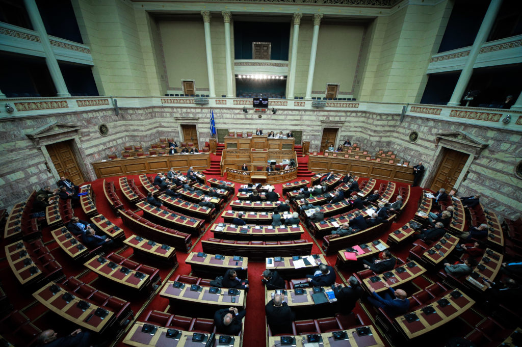 Κοινοβουλευτικές ντρίπλες ένθεν κακείθεν για τη Συνταγματική Αναθεώρηση