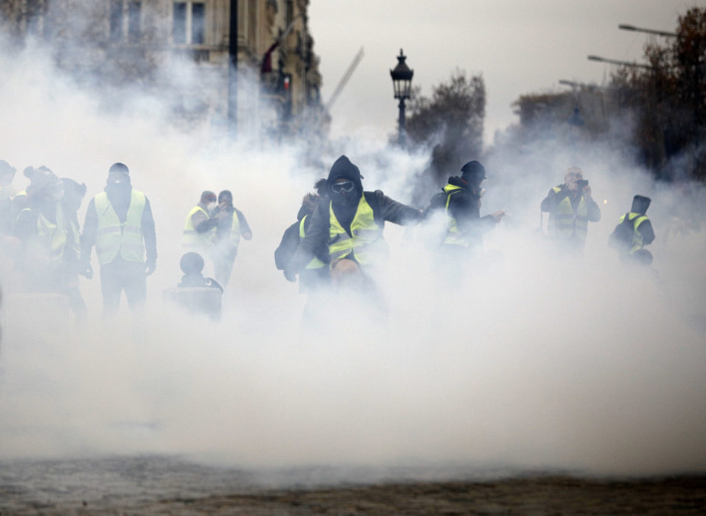Γαλλία: Βαριά καταδίκη πρωτεργάτη των «κίτρινων γιλέκων» για επίθεση σε αστυνομικούς (Video)