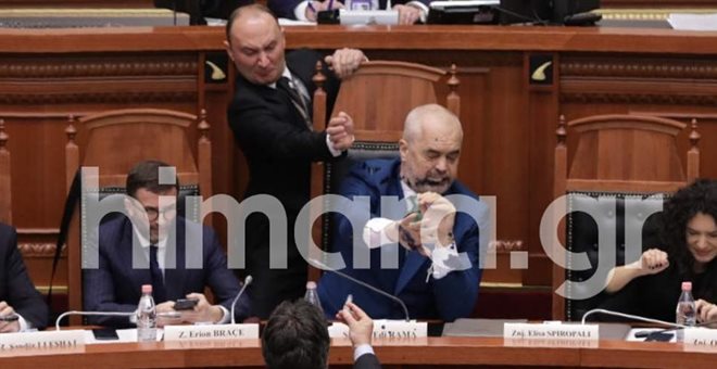 Επίθεση με μπογιά εναντίον του Ράμα στο αλβανικό κοινοβούλιο (Photos -Video)