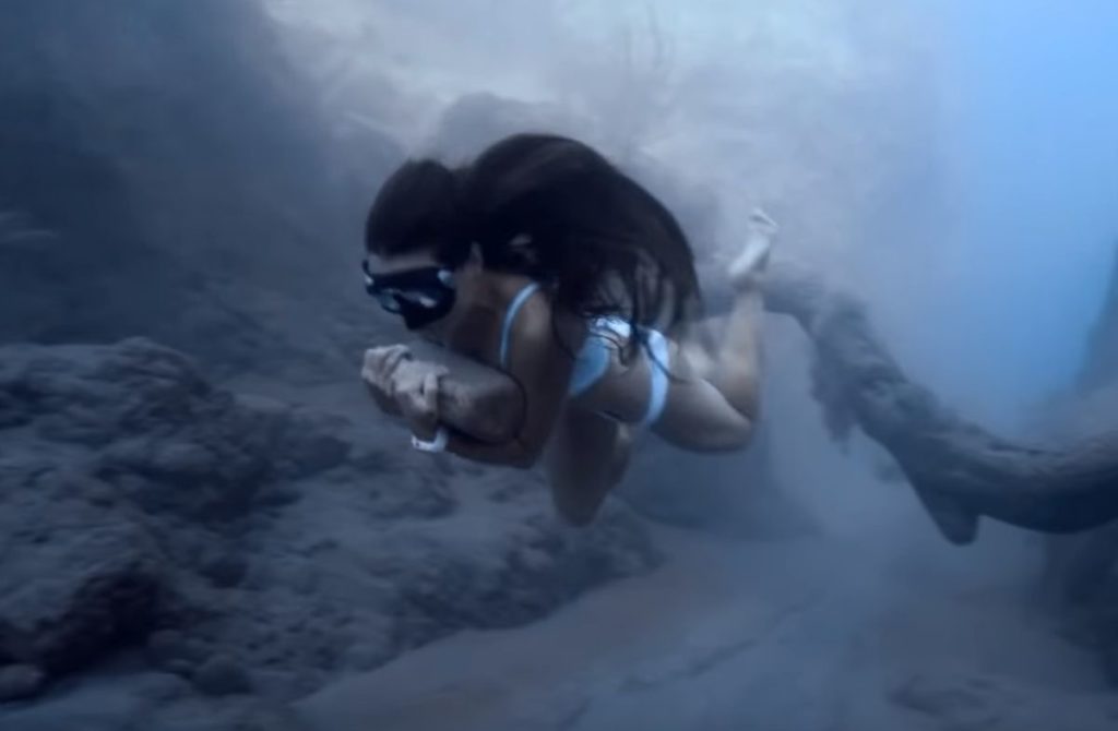Γυναίκα – «γοργόνα» περπατάει στον βυθό της θάλασσας κρατώντας μία πέτρα – Δείτε τον λόγο (Video)