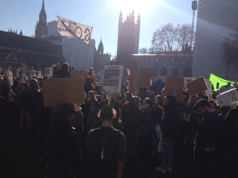 Χιλιάδες μαθητές από τη Βρετανία απείχαν από τα μαθήματα τους διαμαρτυρόμενοι για την Κλιματική Αλλαγή (Photos)