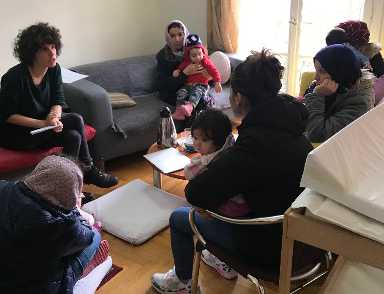 Μια ανοιχτή αγκαλιά για μαμάδες και βρέφη – πρόσφυγες στο κέντρο της Αθήνας
