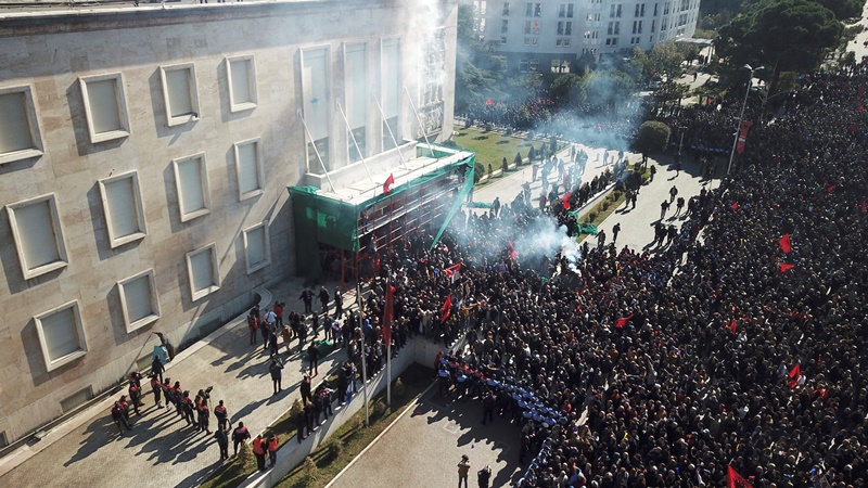 Αλβανία: Διαδηλωτές προσπαθούν να εισέλθουν βίαια στο κτίριο της κυβέρνησης