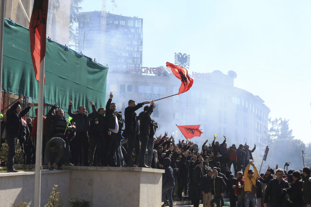 Τα Τίρανα «φλέγονται»: Τραυματίες και μάχες σώμα με σώμα μπροστά στη βουλή, με αίτημα την παραίτηση Ράμα (Photos+Video)