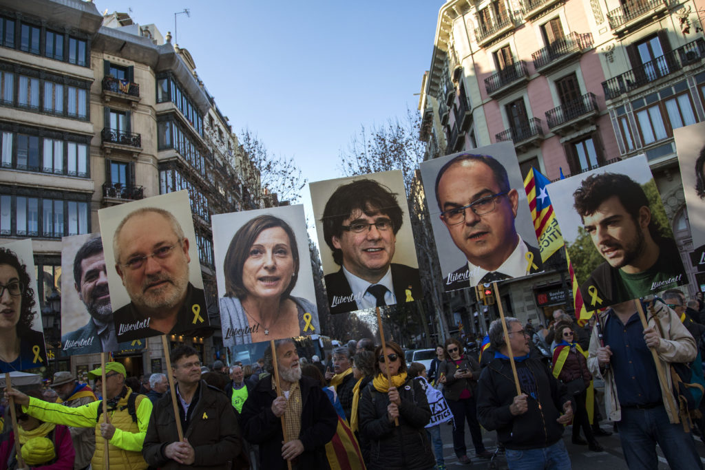 Λαοθάλασσα 200.000 διαδηλωτών στη Βαρκελώνη κατά της δίκης των 12 αυτονομιστών ηγετών (Photos+Video)