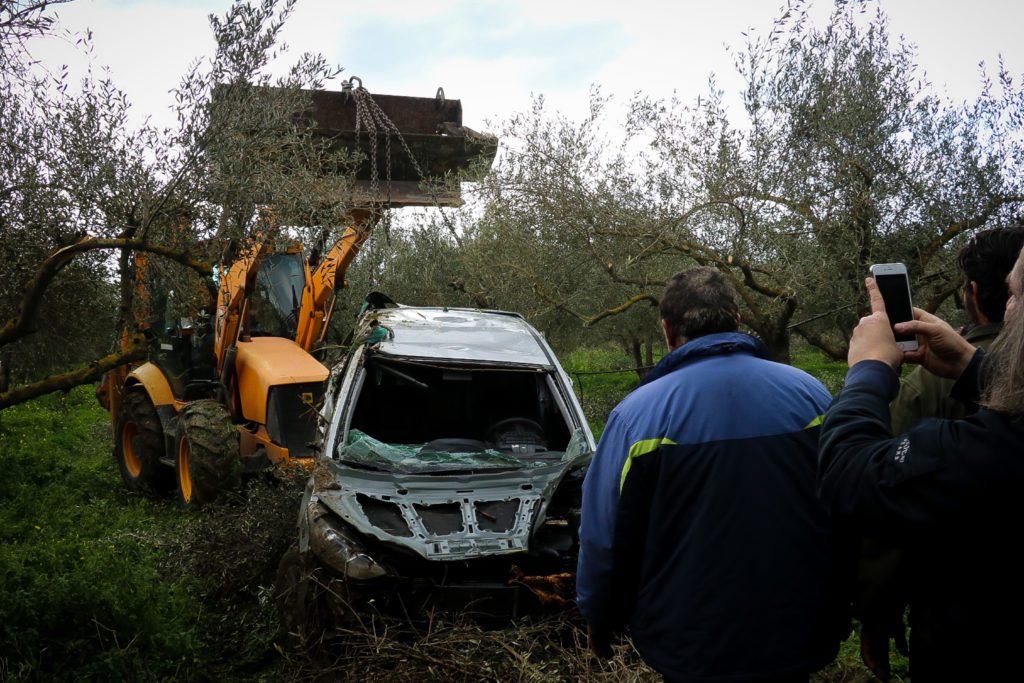 Τραγωδία στην Κρήτη: Εντοπίστηκαν νεκροί και οι τέσσερις στο αυτοκίνητο της οικογένειας (Video – Photos)