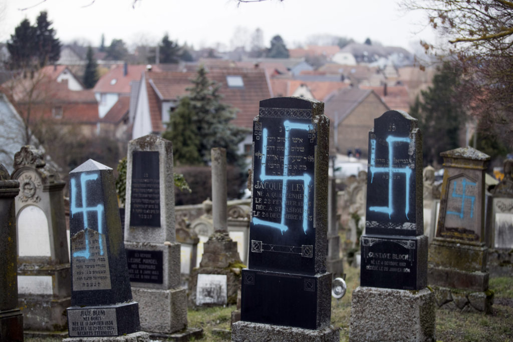 Εβραϊκό νεκροταφείο βεβηλώθηκε με σβάστικες στην Αλσατία ενώ αναμένεται ο Μακρόν (Photos)