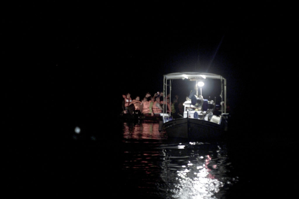 Αλεξανδρούπολη: Διάσωση 29 προσφύγων – Κάλεσαν το 112 μέσα από βάρκα κοντά στη Σαμοθράκη