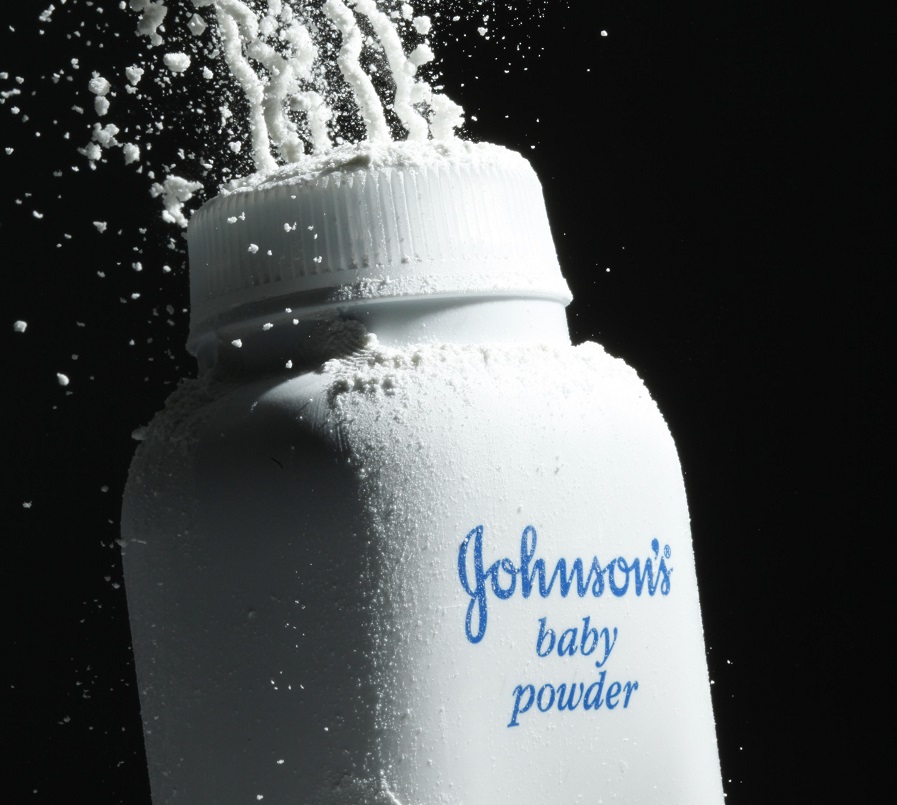 Ραγδαίες εξελίξεις στην υπόθεση της Johnson & Johnson – Πιέσεις για να δώσει πληροφορίες για το ταλκ