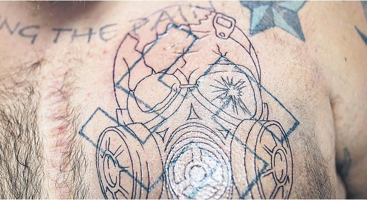 Σβήνοντας το μίσος – Στούντιο τατουάζ στις ΗΠΑ καλύπτουν δωρεάν τα ναζιστικά σύμβολα σε μετανοημένους
