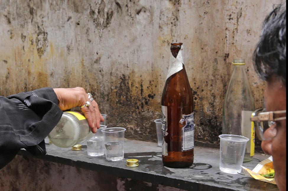 Ινδία: Δεκάδες νεκροί από κατανάλωση νοθευμένου αλκοόλ