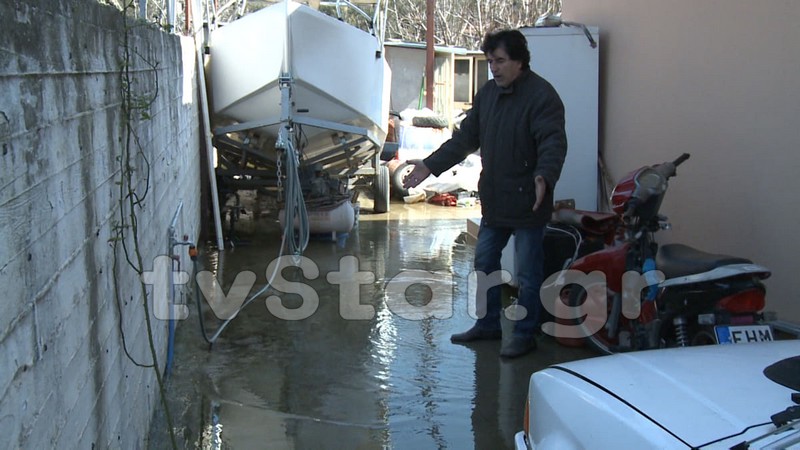 Σπάνιο φαινόμενο στην… Μπενελούξ της Χαλκίδας: Αναβλύζει νερό ανάμεσα στα σπίτια (Photos+Video)