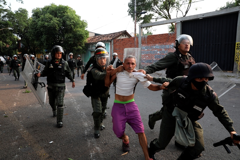 Βενεζουέλα: Συνεχείς συγκρούσεις στρατού και πολιτών στα σύνορα με την Κολομβία