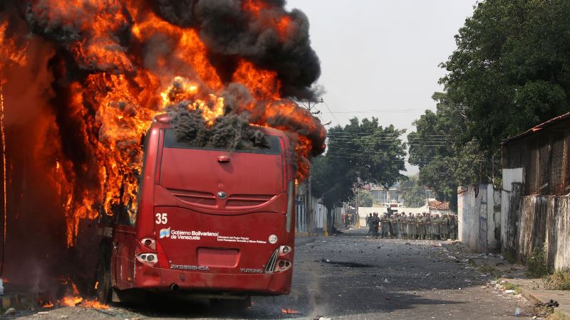 Φορτηγό με ανθρωπιστική βοήθεια φλέγεται στα σύνορα Κολομβίας-Βενεζουέλας