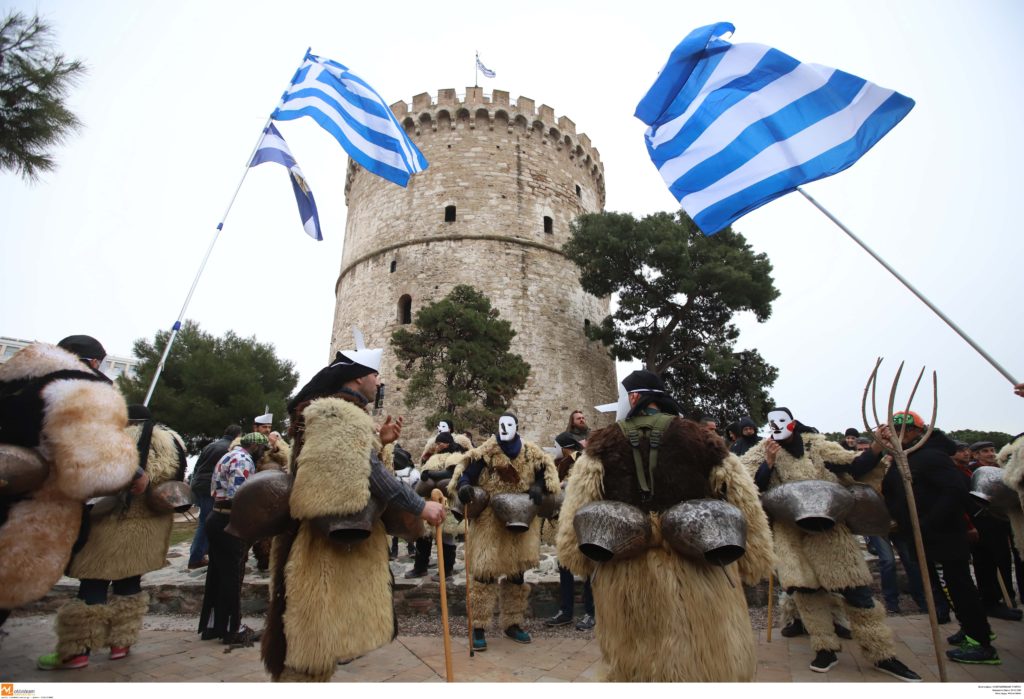 Πάνω από 1.500 κωδωνοφόροι ξεσήκωσαν με τις φορεσιές και τους ήχους τους τη Θεσσαλονίκη (Photos)