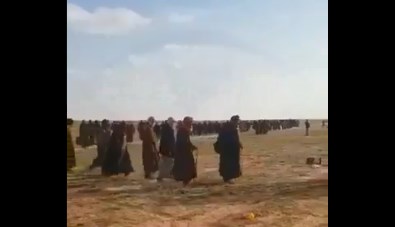 Άλλος πολιτισμός από τους Κούρδους μαχητές κατά την παράδοση δεκάδων μελών του ISIS (Video)