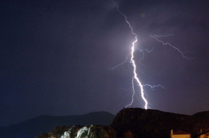 6.000 κεραυνοί έπεσαν σήμερα στο Νότιο Αιγαίο – Ισχυρές καταιγίδες και χαμηλές θερμοκρασίες τη Δευτέρα