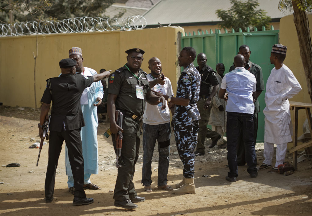 Νιγηρία: Ματωμένες εκλογές με 39 νεκρούς – Νικητές δηλώνουν και οι δύο υποψήφιοι